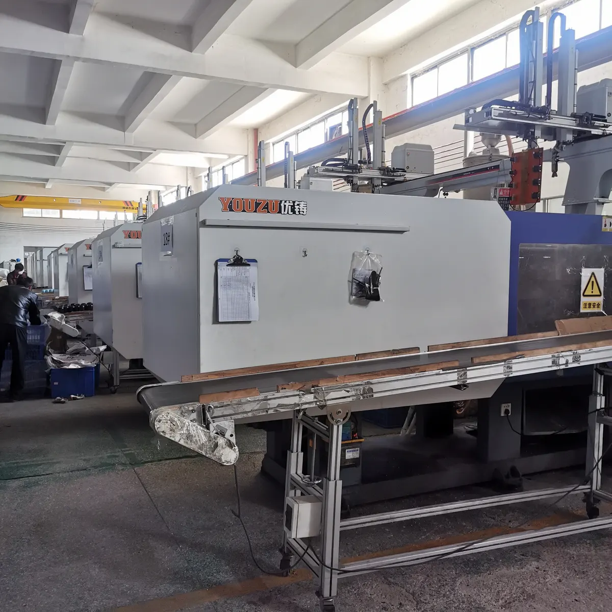 Injection workshop for plastic housings and product structures